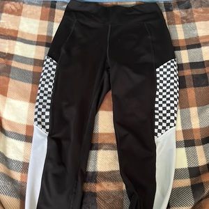 leggings white/black no rips very stretchy it has pockets great material
